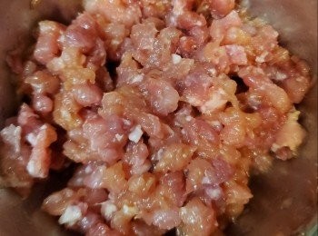 step3: 豬肉碎加生抽，鹽，糖醃一陣