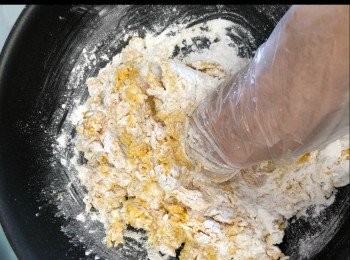 step7: 南瓜倒入糯米粉中，因南瓜會出水所以我無加水，將佢搓入糯米粉中，如果真係太干才慢慢加水吧！我今次就剛剛好，不用加水