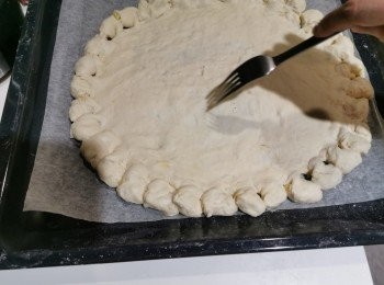 step7: 用义把整個pizza底义上洞