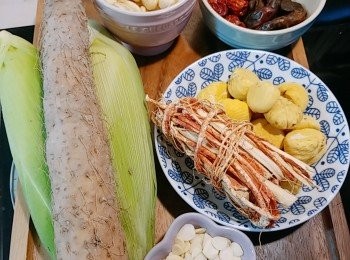 step1: 南北杏洗淨浸水約15分鐘備用。粟米洗淨切件；栗子洗淨備用；腰果汆水備用；冇核紅棗和椰棗洗淨備用。 五指毛桃清洗乾淨浸水約半小時。