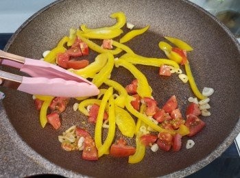 step3: 爆香蒜片, 下黃椒及蕃茄粒快炒