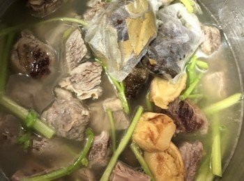 step7: 大火煮滾後轉慢火燜半小時，熄火等侯15分鐘（重複這步驟2-3次至肉軟焾）。