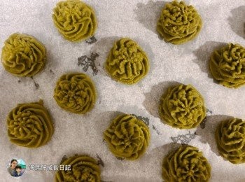 step5: <span class="group_4">抹茶味</span>：
在80g牛油糊加入已過篩抹茶粉、低筋麵粉及粟粉，再攪拌均勻
放入擠花袋，平均擠在烤盤上
預熱焗爐，用150度焗20-25分鐘即可