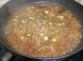 step6: 再倒入適量粟粉，醬汁會變得更濃稠