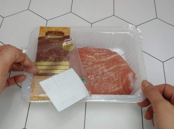 step2: 「泰正」冰鮮瘦肉洗淨及抹乾；