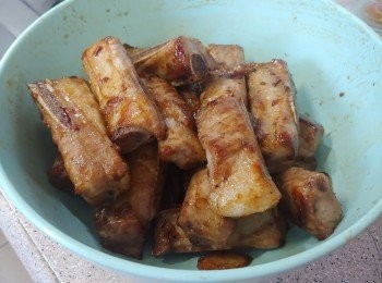 step4: 撈起瀝去油份
*****臨煎煮前才撈生粉有包裹骨的作用， 有助鎖緊肉汁。****