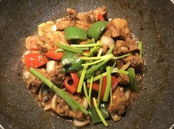 step11: 最後放入蔥段拌炒即可。