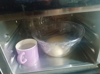 step7: 取出放入大碗內蓋上保鮮紙 置室溫發酵至兩倍大（約40分鐘至1小時）。