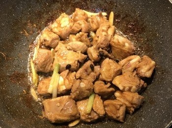 step6: 放入豆鼓、醬油及糖拌炒，