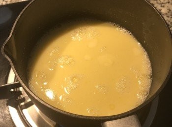 step2: 奶油和牛奶小火加熱到奶油溶化，鍋邊冒小泡泡，