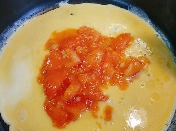 step8: 再將已煮的🍅倒入，一開始時不要翻動。