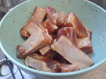 step1: 排骨洗淨瀝乾，用<span class="group_2">醃料</span>醃至1小時

**宜選用帶肥的急凍一字排骨