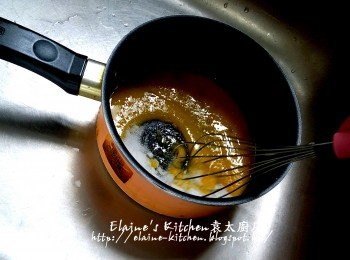 step1: 雞蛋黃及蛋白分開盛起 , 雞蛋黃拌勻至蛋液 , 先加入25g砂糖拌勻
