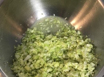 step5: 經過閒置的高麗菜底部已經出了許多水，這時就要用兩手抓其足量的高麗菜並捏緊脫水，這個動作主要是除去高麗菜的生菜味，也能夠讓拌好的餡料不會湯湯水水的很難包。