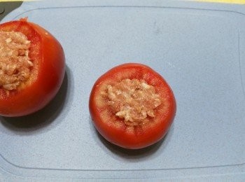 step3: 將免治豬肉釀進番茄內。