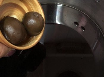 step5: 放入浸過酒的梅子及<a href="https://bit.ly/3zHU5V3" target="_blank" data-keyword="雞翼" class="guide-link"><strong>雞翼</strong></a> <span style="display:inline-block;vertical-align:middle;margin-top:-3px;color:initial;border-radius:3px;padding:2px 3px;font-size:12px;line-height:14px;background:#87d300;color:#fff;">即買</span> ，以雞粉調味。