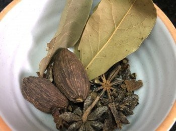 step4: 將花椒、八角、月桂葉及草果以袋盛好。
（草果先用刀背拍開）