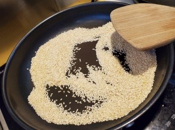 step5: 芝麻用白鑊炒香,灘凍用盒裝起留作日後可以煮餸用