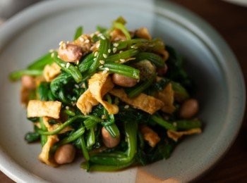 step5: 盛盤後在依照喜好撒上白芝麻就完成了。