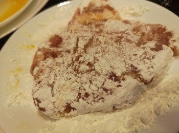 step2: 連網架放入水波爐預熱，選用水波爐輕鬆炸功能，可選用明火油炸或空氣炸鍋炸，豬扒邊位剪兩下防卷曲，豬扒醮上蛋液再撲上粟粉。