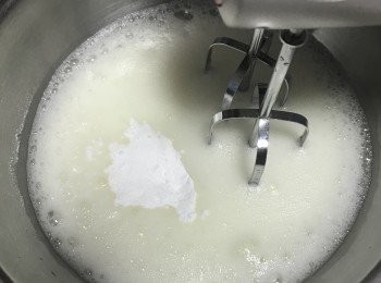 step5: 蛋白打略發後擠ㄧ點點檸檬汁(可讓蛋白霜更穩定),接著打，並分三次把糖加入一起打，