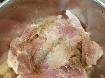 step8: 先將雞腿肉去皮，除去多餘的肥肉，切塊後用少許鹽、胡椒粉和油略醃。
