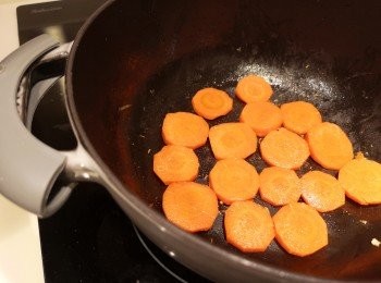 step5: 盛起春雞，鋪上巳浸水的甘荀。