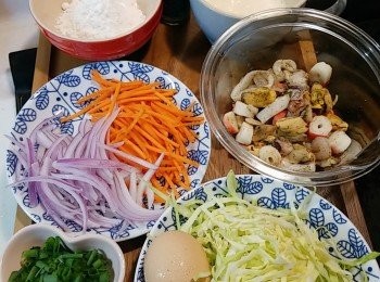 step1: 將雜錦海鮮解凍，洗淨用廚房紙抺乾水分並加入魚露和胡椒粉略醃。