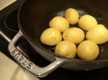 step2: 燒熱鑄鐵鍋後用油略煎薯仔和撒一撮鹽在薯仔表面。