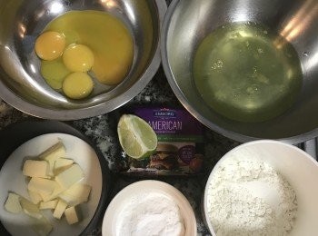 step1: 所有的材料秤好後，蛋白和蛋黃要分開，蛋白不能混到任何水或油或蛋黃喔～