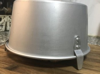 step13: 取出後快速提起模具在放下 接著馬上倒扣。