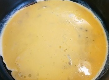 step7: 用另外一隻鑊下適量的油 ， 待油熱後轉小火， 倒入蛋漿。