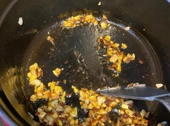 step4: 加入清水及<span class="group_2">調味料</span>煮滾，加入豬紅後，加蓋轉用小火煮約15分鐘。