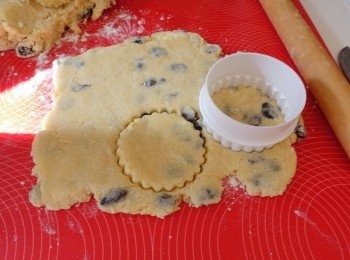 step3: 將麵糰擀成約1cm分厚，再印成圓形