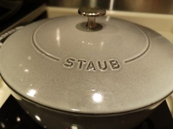 step7: 蓋蓋煮雞15分鐘，先用中細火焗春雞，見有蒸氣轉細火，完成15分鐘後，熄火焗15分鐘。