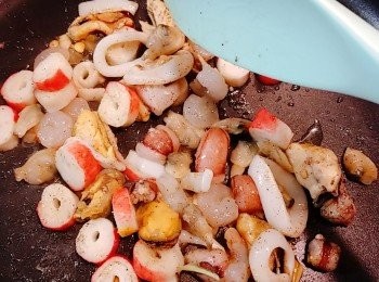 step4: 先下油將雜錦海鮮炒至乾身盛起備用。