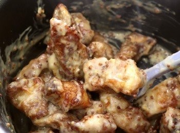 step7: 將排骨粒加入<span class="group_3">醬料</span>中拌勻，隨意灑上香炸蒜茸，即可上碟