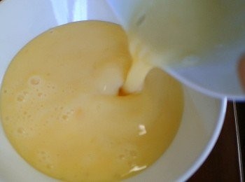 step7: 將雞蛋和牛奶打好, 倒進一個平底的大碗/碟