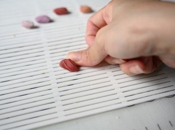 step4: 用手指向上推壓