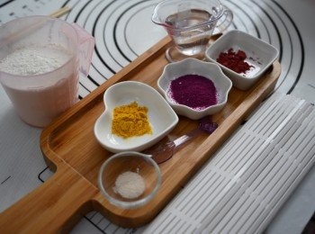 step1: 把材料混合搓成麵團
水要因應蔬菜粉吸水量加減