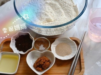 step1: 先把乾材料攪拌均勻，
再加暖水攪勻。
最後加生油攪勻。