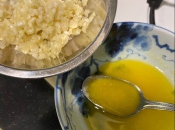 step5: 牛油放微波爐叮20秒，再叮20秒，又再叮20秒，直至牛油溶化成液體
（注意：不要一次叮45秒或以上，牛油會煮燶的！）如沒微波爐，也可以用鑊，以小火煮溶