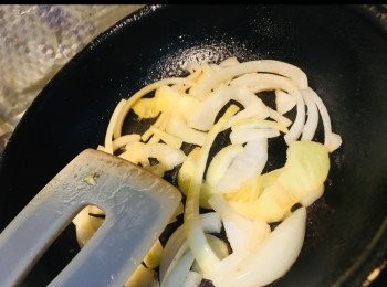 step3: 炒香洋蔥確微軟