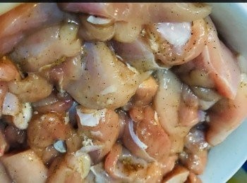 step1: 將雞切小塊，用鹽，胡椒粉，山椒，清酒醃肉半小時