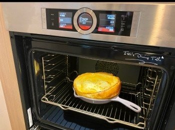 step6: 鋪上喜愛的水果和配料，灑上糖霜即成