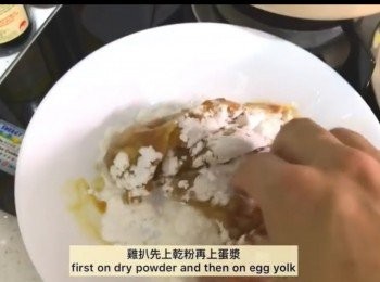 step3: <a href="https://bit.ly/2ZxapeY" target="_blank" data-keyword="雞扒" class="guide-link"><strong>雞扒</strong></a> <span style="display:inline-block;vertical-align:middle;margin-top:-3px;color:initial;border-radius:3px;padding:2px 3px;font-size:12px;line-height:14px;background:#87d300;color:#fff;">即買</span> 上粉方法
準備炸漿材料，蛋及生粉各一碟，<a href="https://bit.ly/2ZxapeY" target="_blank" data-keyword="雞扒" class="guide-link"><strong>雞扒</strong></a> <span style="display:inline-block;vertical-align:middle;margin-top:-3px;color:initial;border-radius:3px;padding:2px 3px;font-size:12px;line-height:14px;background:#87d300;color:#fff;">即買</span> 先上生粉/栗粉/蕃薯粉（均勻沾上）
再上蛋漿（均勻沾上），再上生粉生粉/栗粉/蕃薯粉（均勻沾上）