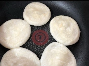 step3: 糯米團分開幾份搓圓，大小或形狀按個人喜歡吧！易潔鑊加入菜油把糯米糍中小火煎熟