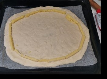 step2: 然後將<span class="group_1">麵糰</span>壓平排氣成大圓形，再把切好的車打芝士圍邊放