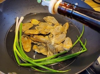 step1: 金蠔洗淨後,用水加入蔥2條及薑4片,煮滾,再加入少許紹興酒