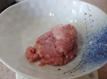 step1: 豬肉加幼鹽撈勻備用